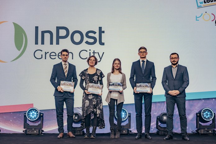 Osoby stojące na scenie