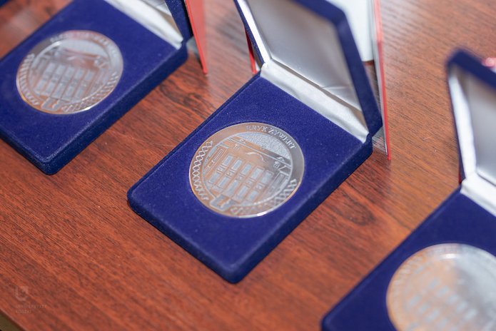 Medale leżące na blacie